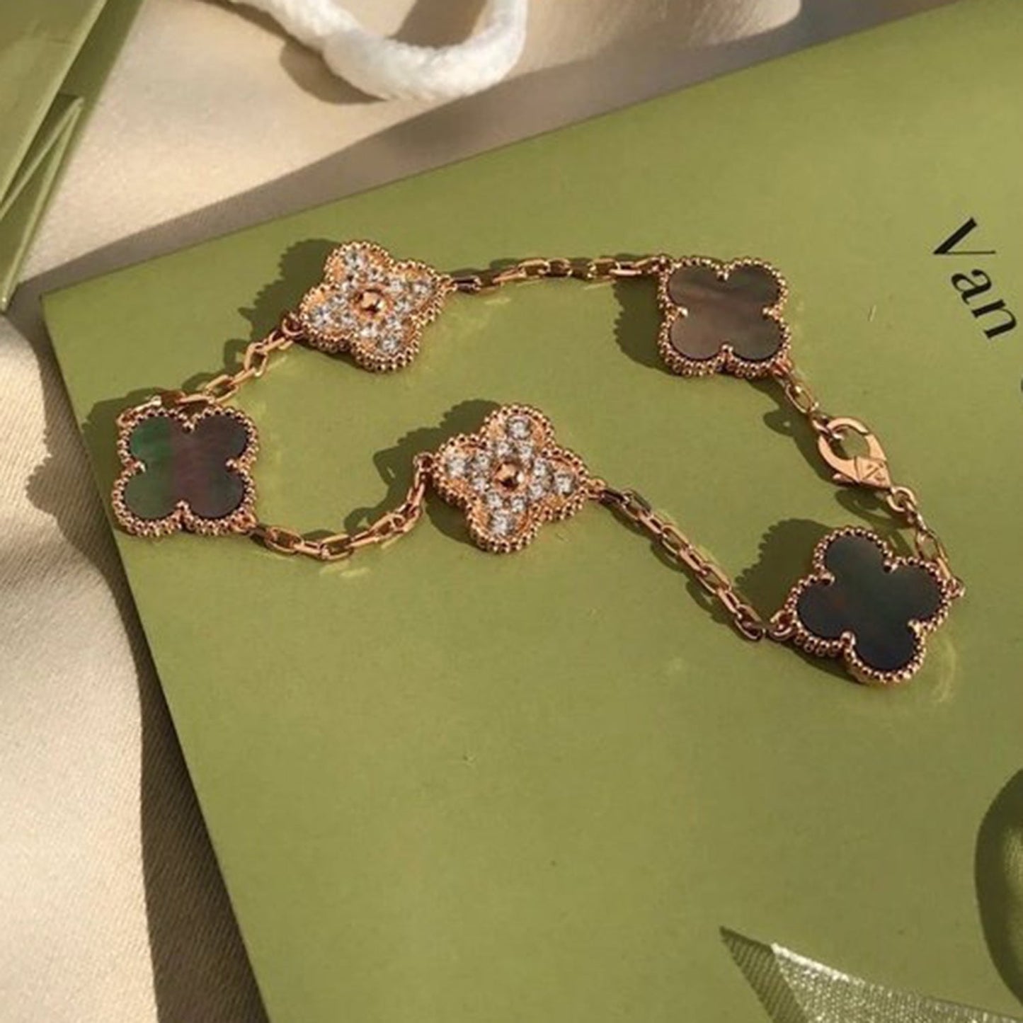 [Gaonasi] CLOVER 5 MOTIF GRAY MOP BRACELET COLLECTION