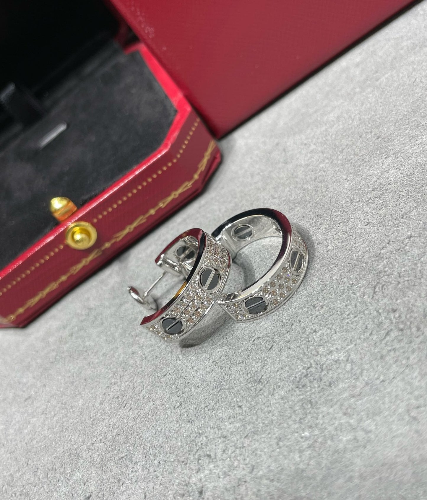 [Gaonasi]LOVE CERAMIC DIAMOND PAVED SILVER EARRINGS