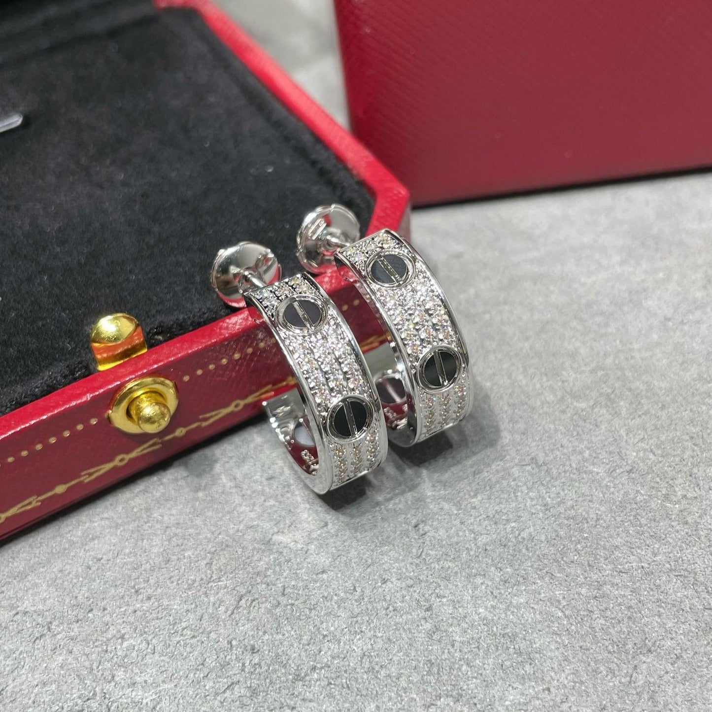 [Gaonasi]LOVE CERAMIC DIAMOND PAVED SILVER EARRINGS