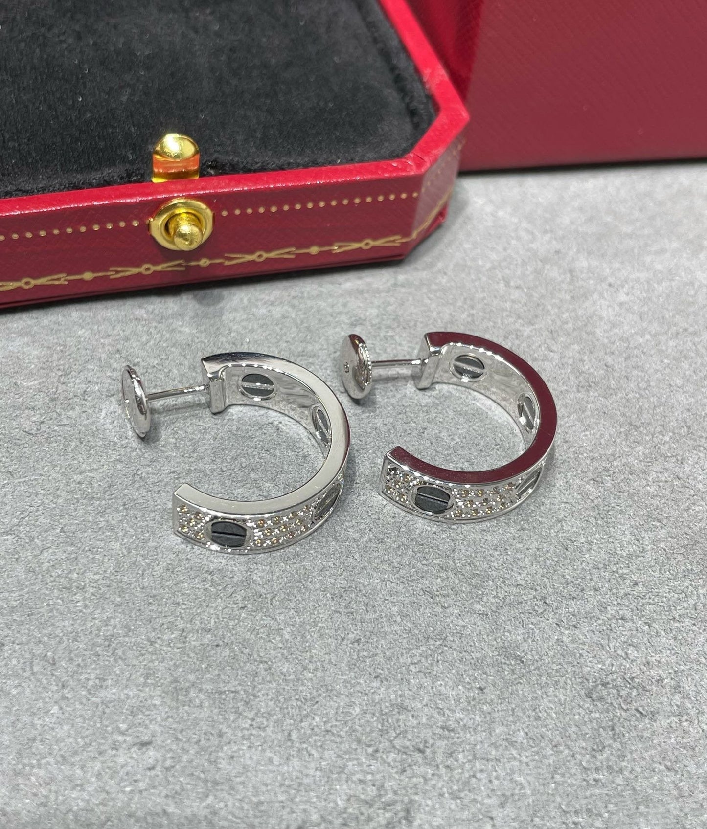 [Gaonasi]LOVE CERAMIC DIAMOND PAVED SILVER EARRINGS