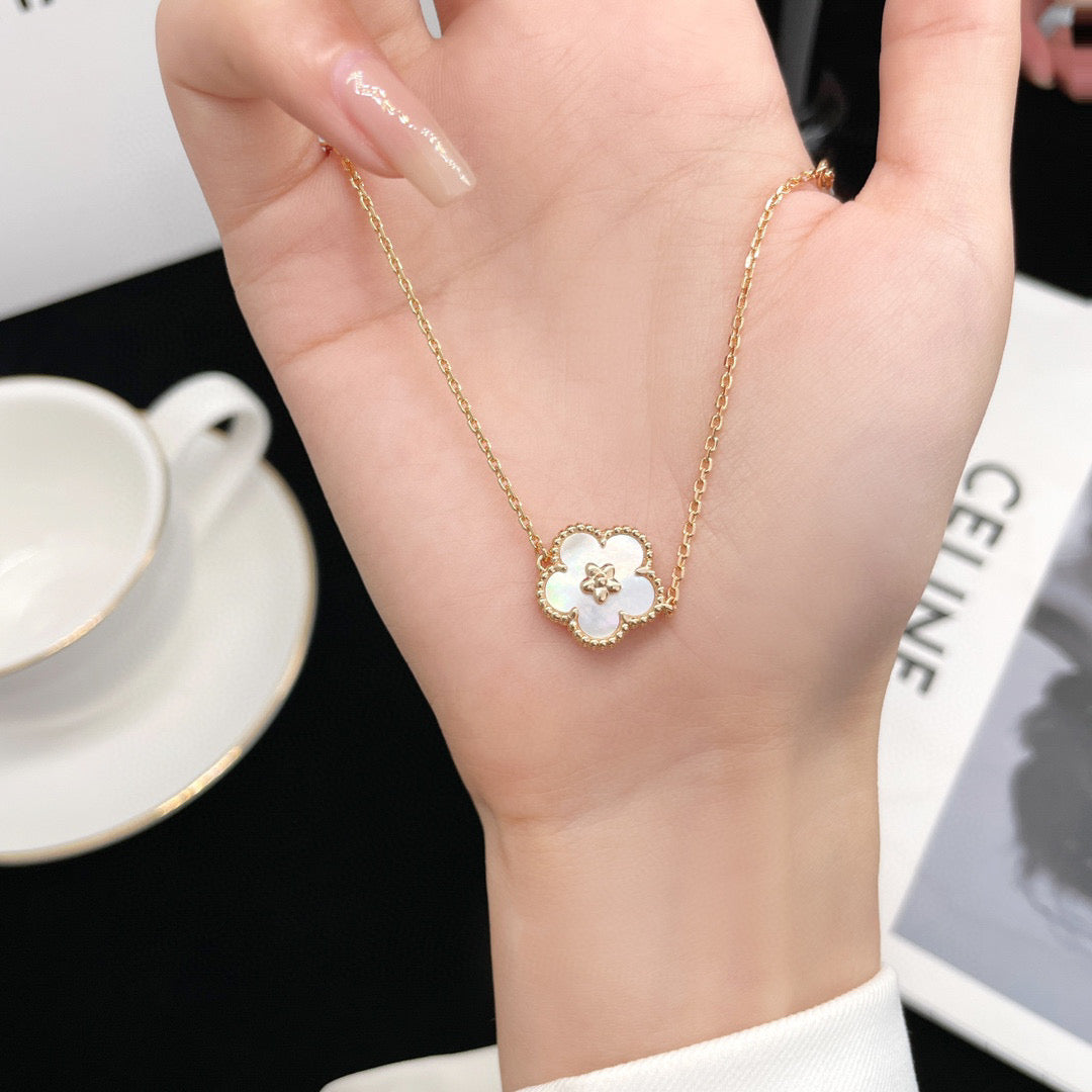 [Gaonasi]LUCKY  WHITE MOP  PLUM BLOSSOM NECKLACE