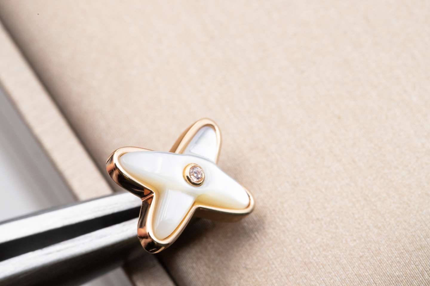 [Gaonasi]JEUX DE WHITE MOP PINK GOLD DIAMOND EARRINGS